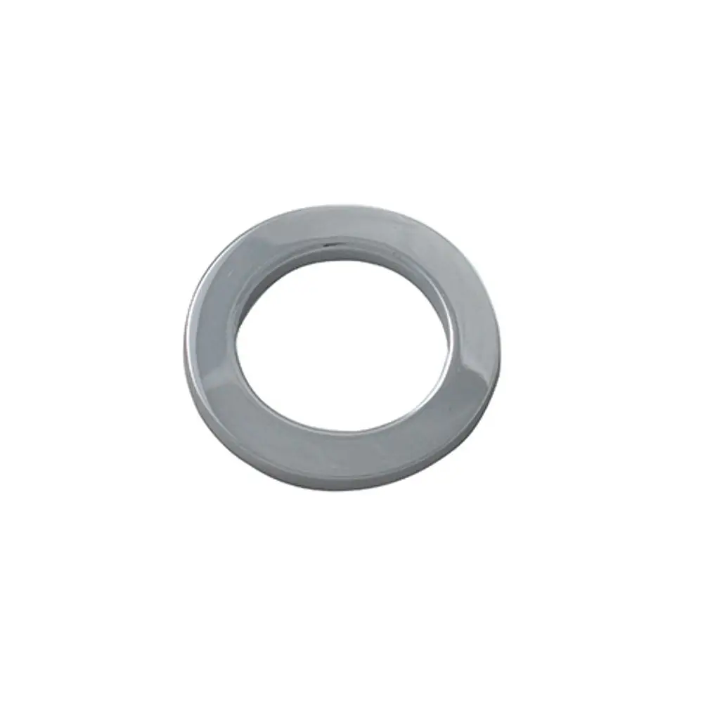 Runde, glänzende Rosette aus Metall von Kludi, mit zentralem Loch zur Befestigung. Eignet sich für die Anpassung an Sockelausgleiche.